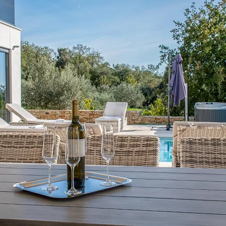Bella Near Rovinj And Pula 别墅